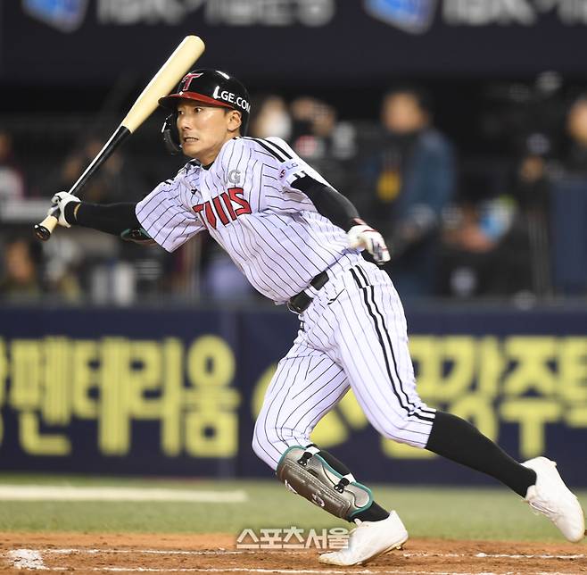 LG 신민재가 27일 잠실구장에서 열린 2025 KBO 리그 한화와 경기 6회말 내야땅볼을 치고 있다. 잠실 | 최승섭기자 thunder@sportsseoul.com