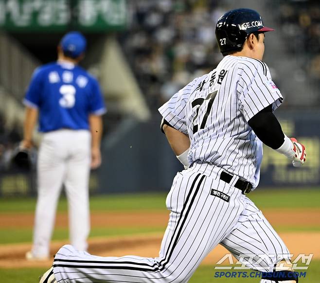 16일 잠실야구장에서 열린 삼성과 LG의 경기, 2회말 2사 1루 LG 박동원이 삼성 최원태에게 동점 2점홈런을 날린 후 질주하고 있다. 잠실=허상욱 기자wook@sportschosun.com/2025.04.16/