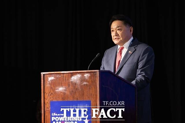 LS일렉트릭은 14일(현지시간) 미국 텍사스주 배스트럽시에 생산과 연구, 설계 등 북미 사업 지원 복합 캠퍼스 'LS일렉트릭 배스트럽 캠퍼스' 준공식을 개최했다. 이날 준공식에서 구자균 LS일렉트릭 회장이 환영사를 하는 모습. /LS일렉트릭