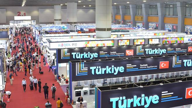 광저우 캔톤 페어(중국 수출입 박람회)에 참가한 기업들은 미국으로의 수출은 중단했다고 했다