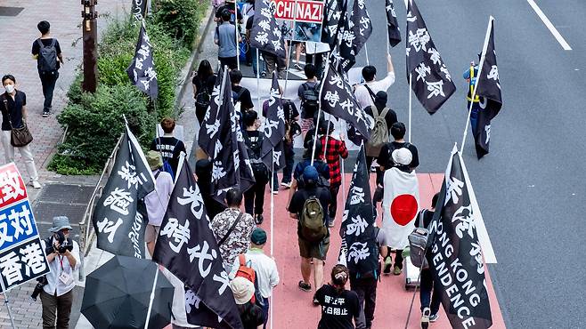 홍콩의 민주화 운동을 지지하고 중국 본토의 위구르족 처우에 반대하는 시위대가 2020년 7월 도쿄를 행진하고 있다.