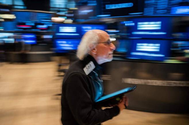 한 트레이더가 15일 미국 뉴욕 증권거래소(NYSE) 현장에서 일하고 있다. 뉴욕/AFP 연합뉴스