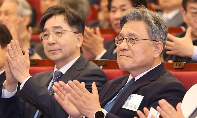 16일 서울 여의도 국회도서관 대강당에서 열린 이재명 전 더불어민주당 대표의 싱크탱크 ‘성장과 통합’ 출범식에서 유종일(왼쪽)·허민 상임공동대표가 박수를 치고 있다. 연합뉴스