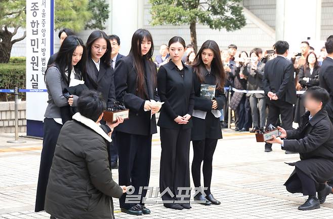 그룹 뉴진스(NJZ)가 7일 오후 어도어가 뉴진스 멤버들을 상대로 제기한 기획사 지위보전 및 광고계약 체결 등 금지 가처분 심문을 마치고 입장을 밝히고 있다. 서병수 기자 qudtn@edaily.co.kr /2025.03.07/