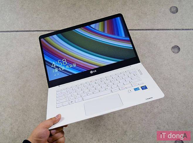 2015년에 출시된 ‘LG전자 14Z950’ 노트북 / 출처=IT동아