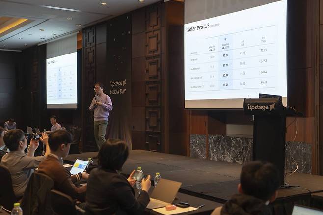 이날 행사를 통해 업스테이지 솔라 프로 1.3 버전을 정식 공개했다 / 출처=IT동아