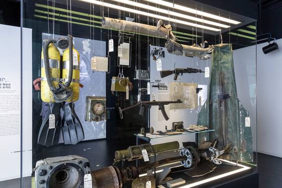 지난해 10월 서울 용산 전쟁기념관에 전시된 남파간첩들이 사용한 무기. 장진영 기자