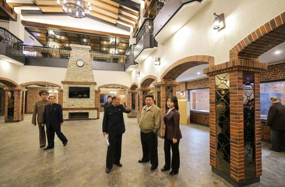 북한 노동당 기관지 노동신문은 4일 김정은 당 총비서가 지난 3일 준공을 앞둔 화성지구 3단계 구역에 건설된 중요 봉사(서비스)시설들의 운영 준비 정형을 현지지도했다고 보도했다. 노동신문=뉴스1