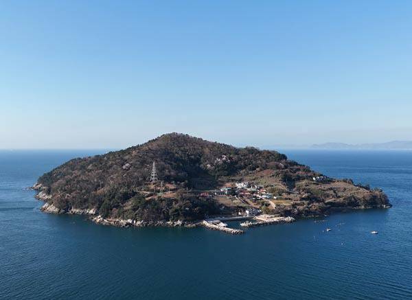 벽련마을에서 드론을 날려 담은 노도.