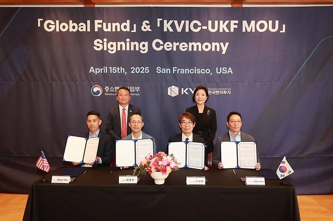 오영주 중소벤처기업부 장관과 임정택 주샌프란시스코 총영사가 15일(현지시간) 미국 샌프란시스코에서 열린 글로벌 펀드 결성식에 참석했다. 사진 아랫줄 왼쪽부터 브라이언 조 패트론 매니지먼트 대표, 이호찬 ACVC 파트너스 대표, 신상한 한국벤처투자 부대표, 마이크 킴 서드프라임 캐피털 대표. <중기부>