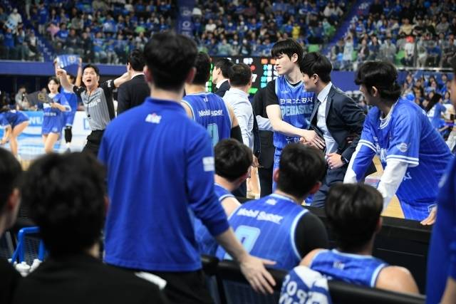 2차전에 이어 3차전까지 이어진 판정 문제. 결국 강혁 감독은 강한 항의와 함께 퇴장당했다. 사진=KBL 제공