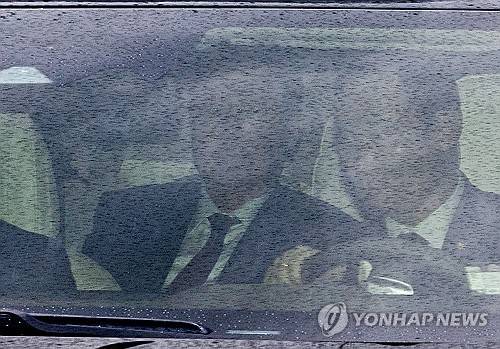 서울중앙지법 들어서는 윤석열 전 대통령 (서울=연합뉴스) 류영석 기자 = 내란 우두머리 혐의로 형사 첫 정식재판을 받는 윤석열 전 대통령이 14일 오후에 열리는 재판에 출석하기 위해 서울 서초구 서울중앙지방법원에 들어서고 있다. 2025.4.14 ondol@yna.co.kr