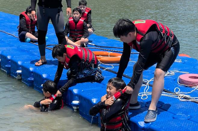 지난해 보성초등학교 학생들이 바다에서 생존수영 교육을 받고 있다. 보성교육지원청 제공