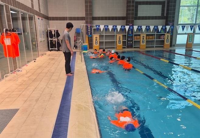 (사)대한생존수영협회가 진행한 생존수영 교육 현장. (사)대한생존수영협회 제공