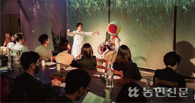 ‘영도소반 다이닝’에서 공연을 펼치는 모습.