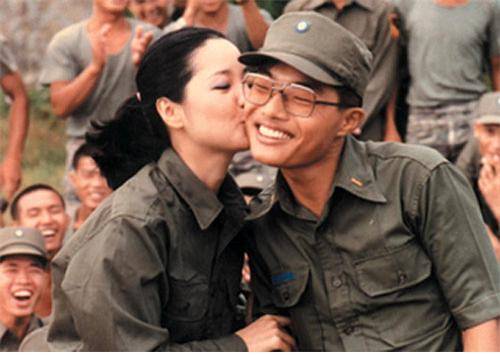 ▲1981년 소금문(小金門)의 군부대 위문 행사 중 한 군인의 뺨에 입을 맞추는 덩리쥔. 그녀는 이런 식으로 '군인들의 연인' 이미지를 구축하였다. (사진 출처: https://www.setn.com/News.aspx?NewsID=1612492.)