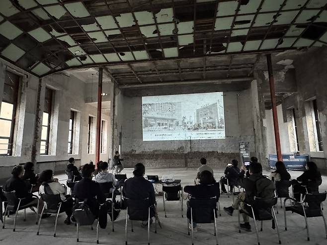 고윤수 대전시 유산관리팀장이 지난 5일 옛 대전부청사 원형복원사업 현장에서 복원 계획을 설명하고 있다. 강은선 기자