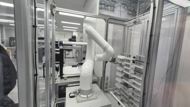 16일 대전 유성구 한국생명공학연구원의 바이오파운드리 베타(시범) 시설에서 로봇 팔이 실험용 플레이트(판)를 옮기고 있다. 김윤수 기자