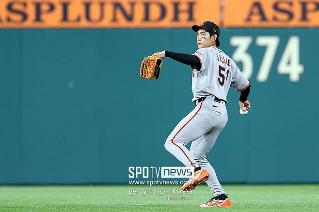 ▲ 샌프란시스코 자이언츠 이정후는 수비에서도 빛났다. 3회말 1사 1루 상황에서 슈와버의 뜬공 타구를 잡은 이정후는 2루로 대쉬하던 브라이스 하퍼를 잡기 위해 2루로 송구했고 하퍼가 태그 아웃을 당하면서 보살을 기록했다.