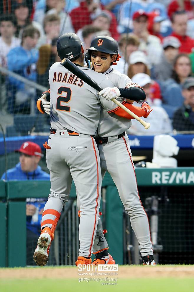 ▲ 샌프란시스코 자이언츠 이정후가 팀 동료인 윌리 아다메스와 포옹을 나누고 있다. 올 시즌 이정후의 성적은 16경기 타율 .333, 출루율 .400, 장타율 .651, OPS 1.051 3홈런 12타점 3도루.