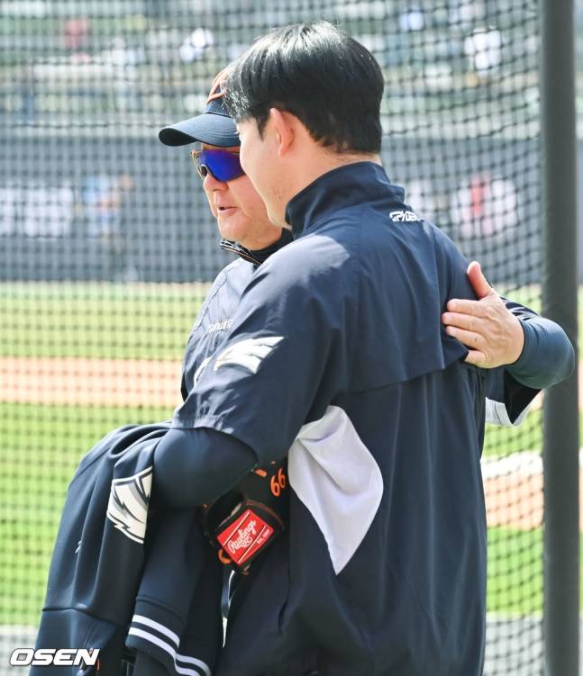 지난 3월 주현상과 이야기를 나누고 있는 김경문 한화 감독.