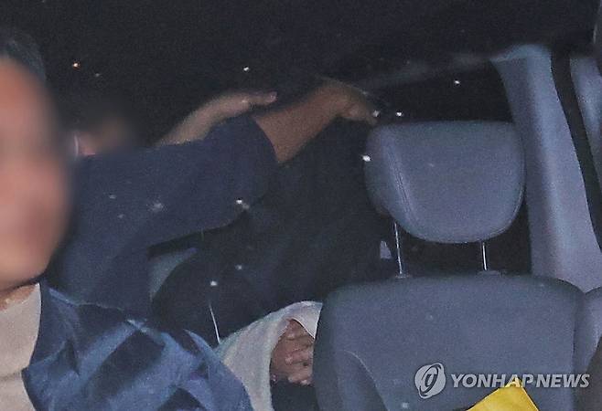 일가족 5명 살해한 50대 가장 체포 (용인=연합뉴스) 홍기원 기자 = 부모와 처자식 등 일가족 5명을 살해한 50대 가장 A씨가 15일 경기도 용인서부경찰서로 압송되고 있다.
A씨는 용인시 수지구 아파트 자택에서 80대 부모와 50대 아내, 10~20대 두 딸 등 가족 5명을 목 졸라 살해한 혐의를 받고 있다. 2025.4.15 xanadu@yna.co.kr