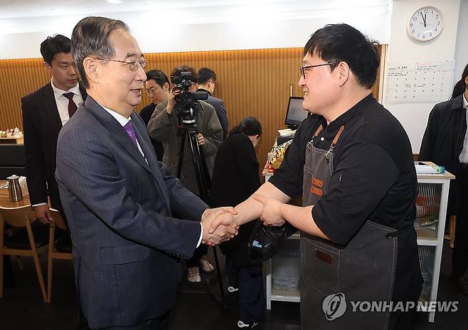 한덕수 권한대행, 결식아동 무료점심 식당 방문 (울산=연합뉴스) 한상균 기자 = 한덕수 대통령 권한대행 국무총리가 16일 결식 아동들에게 무료 점심을 제공해온 울산 뚠뚠이 돈가스에서 사장과 인사를 나누고 격려하고 있다. 2025.4.16 xyz@yna.co.kr