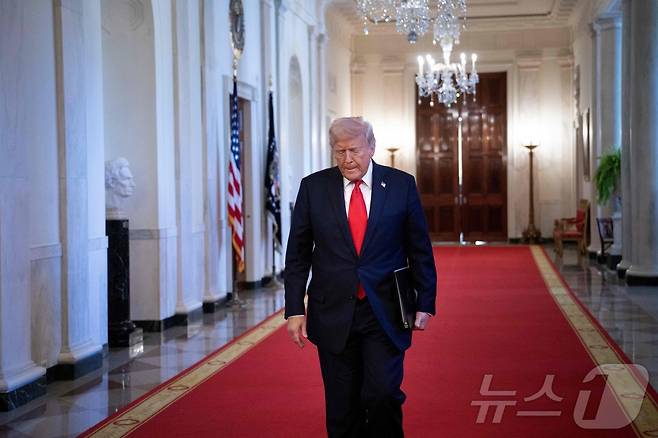 도널드 트럼프 미국 대통령이 15일(현지시간) 워싱턴 백악관에서 해군 사관학교 축구팀에게 총사령관 트로피 수여식에 도착을 하고 있다. 2025.04.16 ⓒ AFP=뉴스1 ⓒ News1 우동명 기자