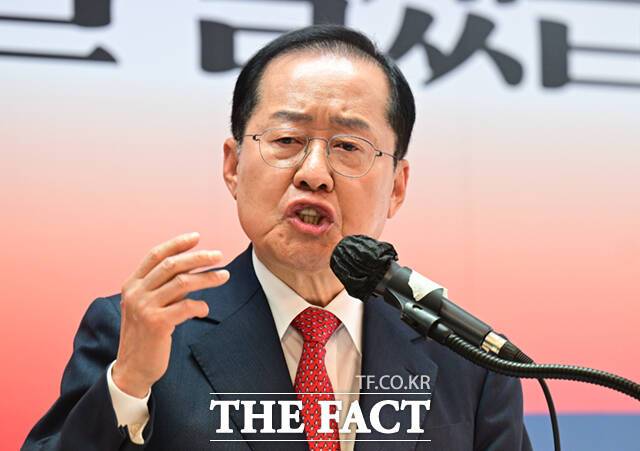 홍준표 국민의힘 대선 경선 후보가 17일 오후 서울 여의도 선거캠프에서 국방·통일·외교 분야 비전 발표를 하며 취재진 질의에 답하고 있다. /이새롬 기자