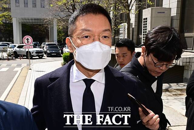 서울행정법원 행정5부는 17일 BRV로터스원과 파워엠파이어가 강남세무서장을 상대로 제기한 법인세 부과 처분 취소 소송의 첫 재판을 열었다. 사진은 주식 부정 거래 혐의 첫 재판에 출석하고 있는 윤관 BRV 대표. /남윤호 기자