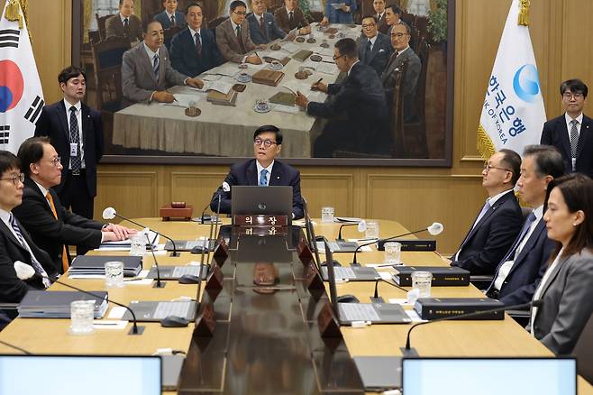 이창용 한국은행 총재가 17일 서울 중구 한국은행에서 열린 금융통화위원회 통화정책방향 회의를 주재하고 있다./뉴스1
