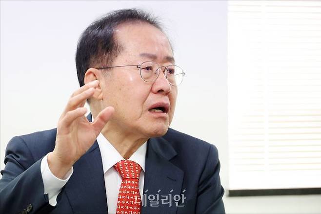 21대 대선 출마를 선언한 홍준표 국민의힘 경선 예비후보가 16일 오전 서울 여의도 대하빌딩에 마련된 선거사무소에서 데일리안과 인터뷰를 하고 있다. ⓒ데일리안 홍금표 기자