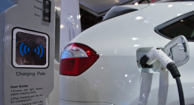 북미국제자동차전시회에서 중국 자동차 회사 BYD의 듀얼 모드 전기 S6DM 스포츠 유틸리티 차량이 충전소에서 온보드 배터리를 충전하는 방법을 시연해 보이고 있다.ⓒAP=뉴시스