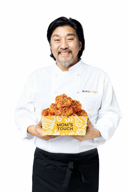 에드워드 리 셰프와 빅싸이순살 제품. 맘스터치 제공