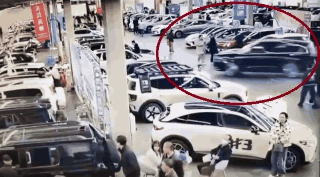 중국 모터쇼 전시장에서 전시 중이던 전기차가 돌진하면서 전시 차량 4대를 연달아 들이받는 사고가 발생했다. 출처=틱톡