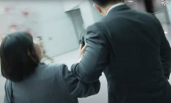 권성동 국민의힘 원내대표가 16일 뉴스타파 이명주 기자 손목을 잡고 끌고가고 있다. 뉴스타파 유튜브 영상 갈무리