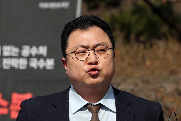 지난달 11일 오전 서울 서초구 서울중앙지검 앞에서 ‘최상목 대행 직무유기 10만 국민고발운동 기자회견’을 열린 가운데 대표고발인 김정환 변호사가 최 권한대행의 마은혁 헌법재판관 후보자 임명 부작위의 형사상 직무유기 내용에 대해 설명하고 있다. 김영원 기자 forever@hani.co.kr