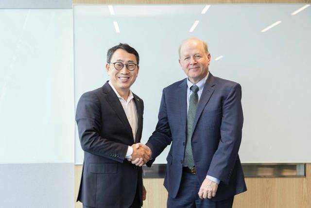 유영상(왼쪽) SK텔레콤 대표와 피터 채프먼 아이온큐 이사회 의장이 17일 서울 SK T타워에서 만나 악수하고 있다. SK텔레콤 제공
