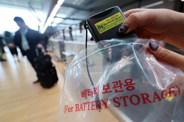 지난달 1일 인천국제공항 제2여객터미널 대한항공 체크인 카운터에서 배터리 보관용이라고 쓰여있는 비닐봉투에 보조배터리가 넣어지고 있다. 뉴시스