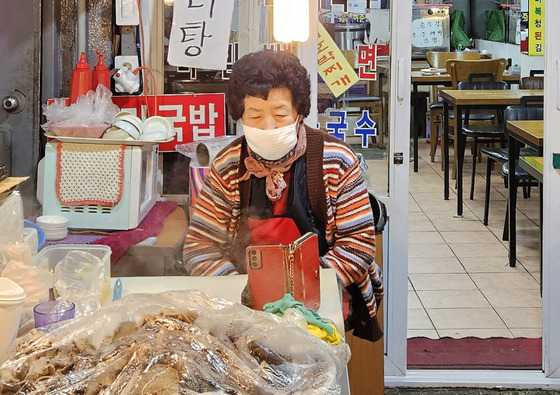 광주 대인시장에서 분식집을 운영하시는 정점순씨. 김정재 기자