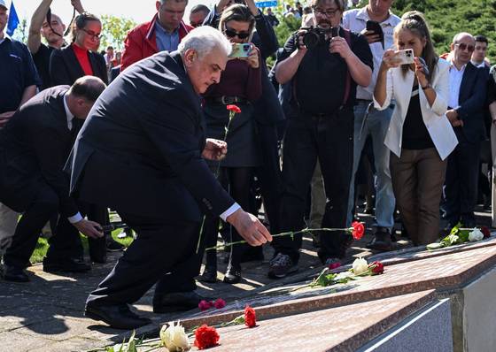 16일 세르게이 네차예프 주독일 러시아 대사가 독일 젤로에서 열린 제2차 세계대전 종전 80주년 기념 행사에서 소련 전사자들의 이름이 적힌 추모비에 헌화하고 있다. 로이터=연합뉴스