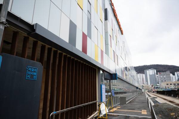 새로 지은 부산 중구 자갈치아지매시장 건물. 국제신문 DB