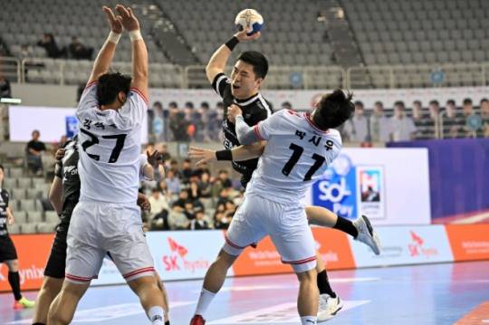 SK호크스 김동철이 돌파슛 중이다