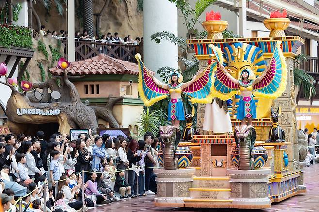 지난 2009년 개원 20주년을 맞아 선보인 ‘로티스 어드벤처 퍼레이드’ / 사진=롯데월드