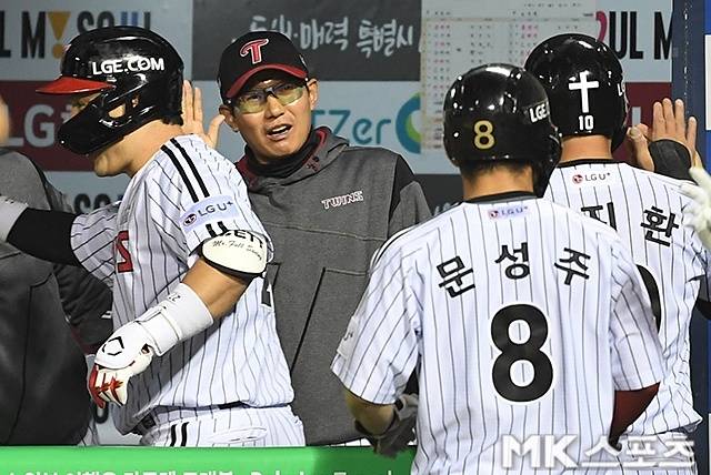 박동원이 홈런을 치자 염경엽 감독이 기뻐하고 있다. 사진(잠실 서울)=천정환 기자