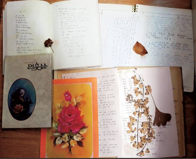 매년 10월의 마지막 밤마다 밤새워 미지의 누군가에게 편지를 썼다.