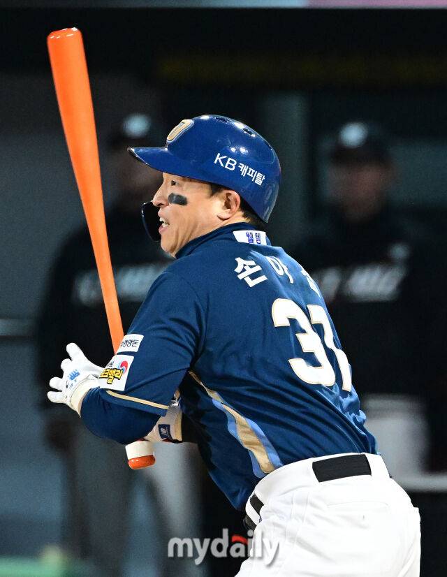 2025년 4월 9일 오후 경기도 수원KT위즈파크에서 진행된 '2025 신한 SOL뱅크 KBO 리그' NC 다이노스와 KT 위즈의 경기. NC 손아섭이 7회초 선두타자 안타를 치고 있다./마이데일리