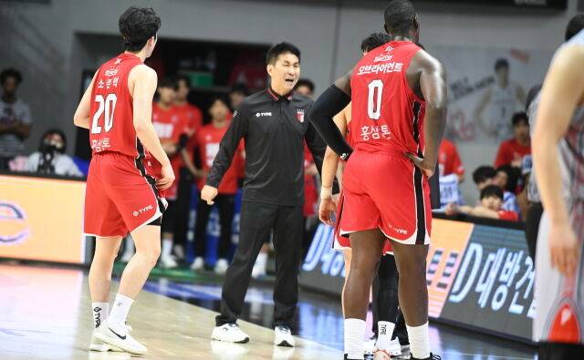 판정 항희 후 퇴장당하는 김상식 감독./KBL