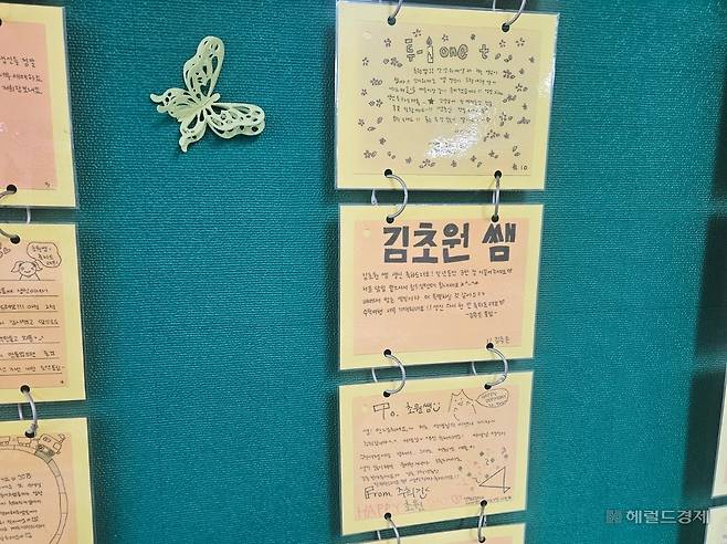 기억교실 2학년 3반 교실 뒤편 게시판에는 고(故) 김초원 선생님을 향한 학생들의 생일 축하 편지가 걸려 있다. 안산=이용경 기자