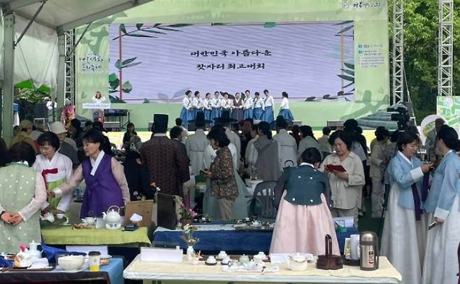 제28회 하동야생차문화축제가 오는 5월 2~5일 경상남도 하동군 화개면 하동야생차치유관ㆍ박물관에서 열리는 가운데, 전국 차인들이 한자리에 모여 전통 차문화를 뽐내는 ‘대한민국 아름다운 찻자리 최고대회’에 관심이 쏠린다. ‘차의 시배지’ 하동에서 열리는 이 찻자리 대회는 그 자부심을 상징하듯 ‘최고대회’라는 이름을 붙였고, 그 명칭을 갖고 진행되는 최고대회는 국내에서는 유일하다. 사진=하동군